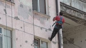 В Сухуме реставрируют фасады девятиэтажных домов на въезде в город (видео)