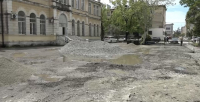 На улице Мачавариани (в промежутке пересечения с улицами генерала Дбар и Воронова) выполняются работы по укладке ливневого трубопровода