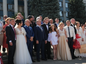 Автандил Сурманидзе поздравил молодоженов, вступивших в брак в День города Луганска