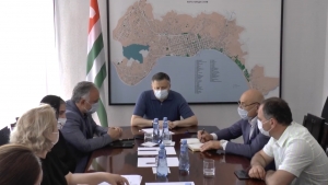 Беслан Эшба провел совещание с главврачами сухумских больниц и поликлиник