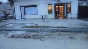 Завершается укладка бордюрных камней на улице Абазинская