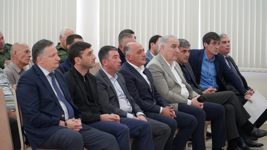 Беслан Эшба принял участие во встрече депутатов Парламента с представителями местных органов власти