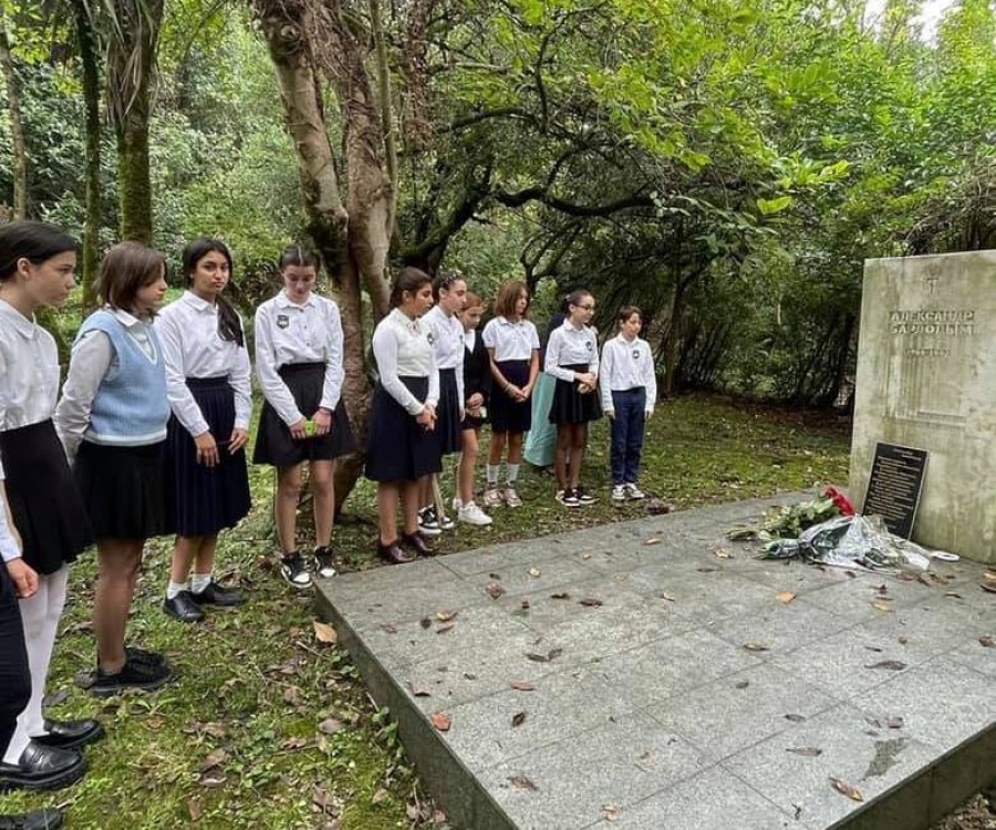 Ученики сухумской СШ №6 почтили память поэта и героя войны Александра Бардодыма