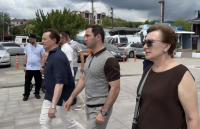Глава Сухума Тимур Агрба совершил пешую прогулку по набережной вместе с Сергеем Безруковым.