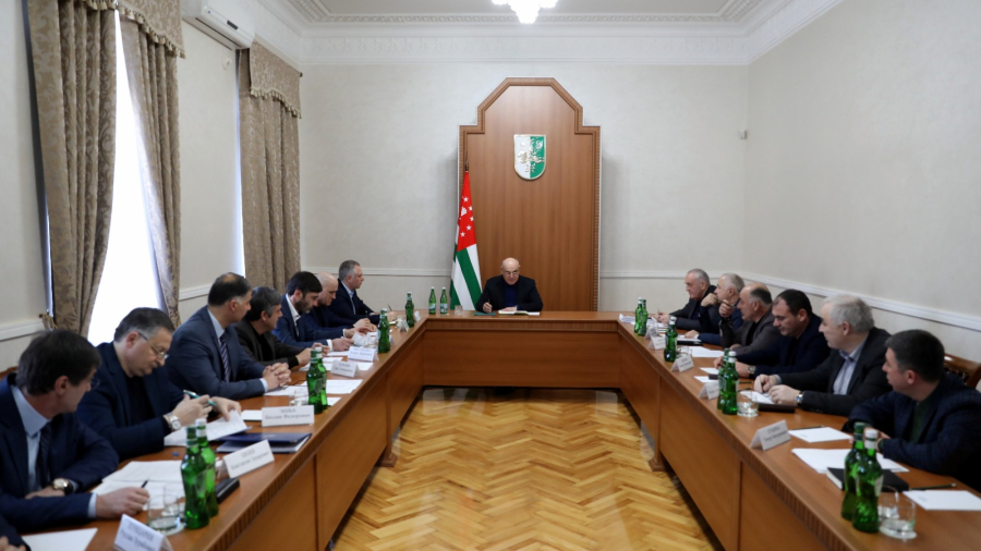 Президент провел совещание с главами администраций городов и районов