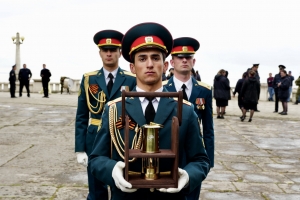 У памятника Неизвестному солдату в Сухуме зажгли огонь от пламени с могилы Неизвестного солдата в Москве