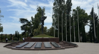 Церемония возложение цветов прошла в Парке Славы Сухума