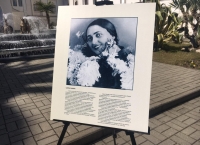 На площади у драмтеатра открылась выставка фотографий известных женщин Абхазии