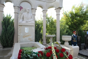 В день памяти защитников Отечества возложили цветы к могиле Сергея Багапш (фото)